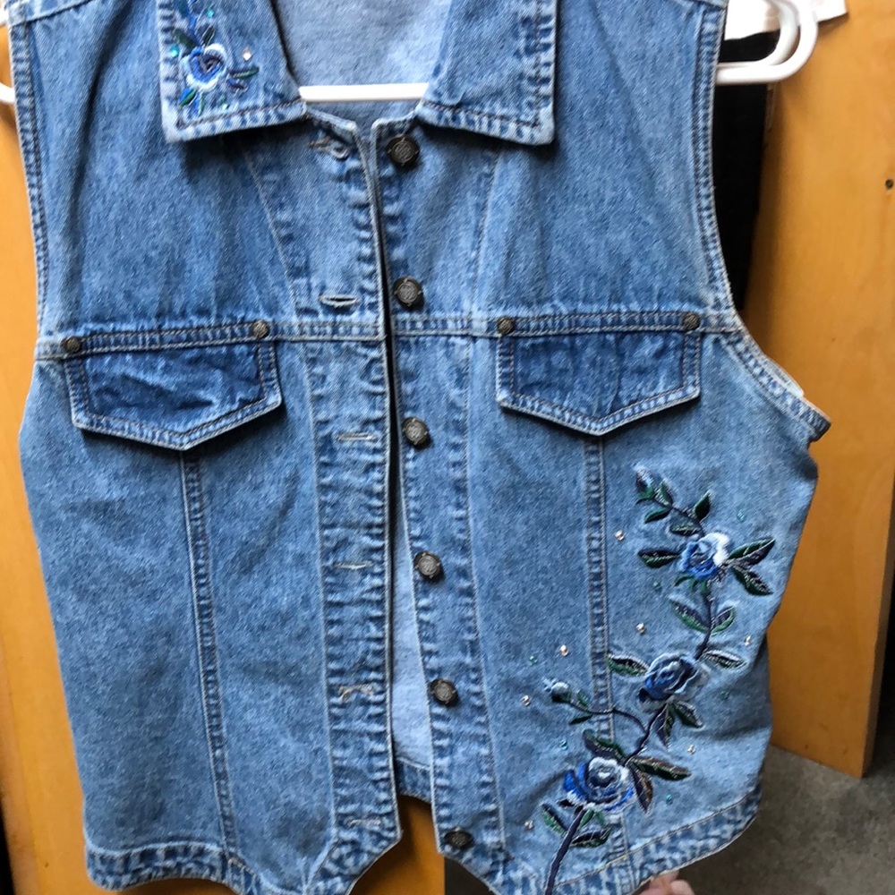 Adorable sleeveless jean jacket